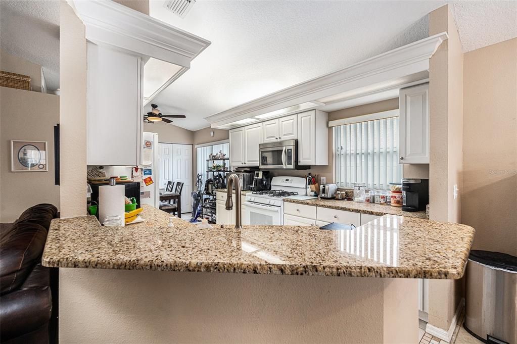 Под контрактом: $385,000 (4 спален, 2 ванн, 1788 Квадратных фут)