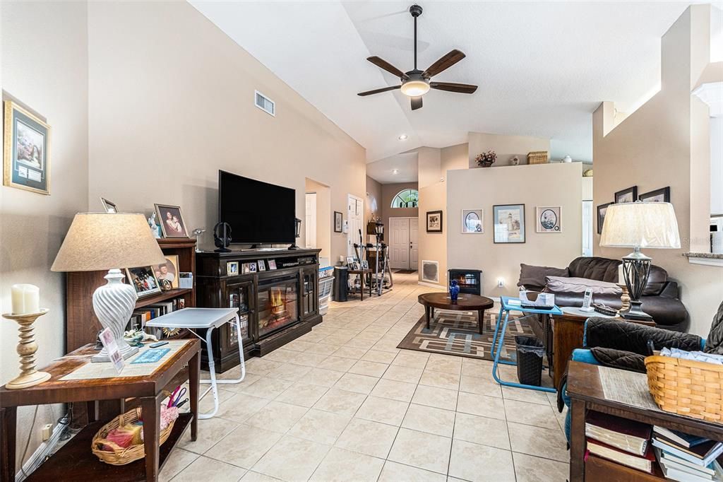 Под контрактом: $385,000 (4 спален, 2 ванн, 1788 Квадратных фут)