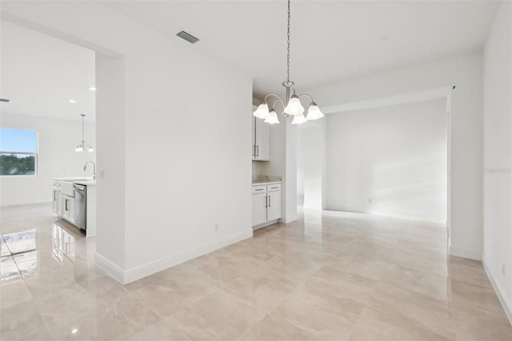 На продажу: $654,900 (6 спален, 4 ванн, 4677 Квадратных фут)