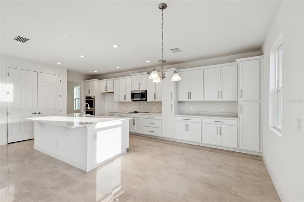 На продажу: $654,900 (6 спален, 4 ванн, 4677 Квадратных фут)