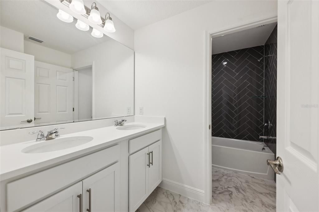 На продажу: $654,900 (6 спален, 4 ванн, 4677 Квадратных фут)