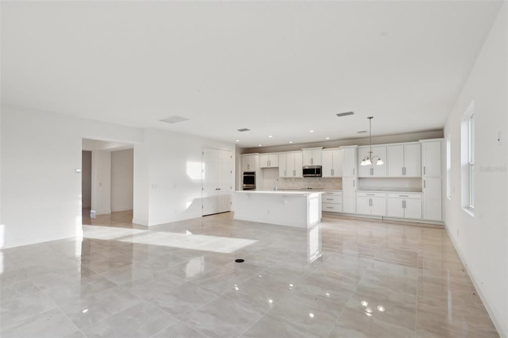 На продажу: $654,900 (6 спален, 4 ванн, 4677 Квадратных фут)