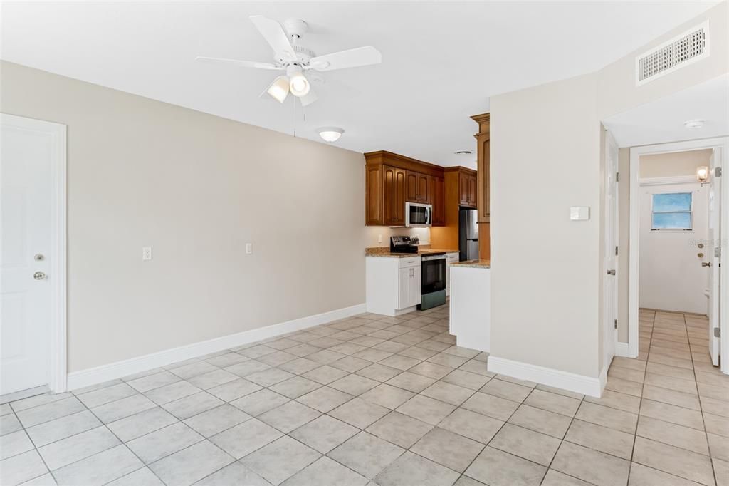 For Rent: $2,550 (2 beds, 1 baths, 729 Square Feet)