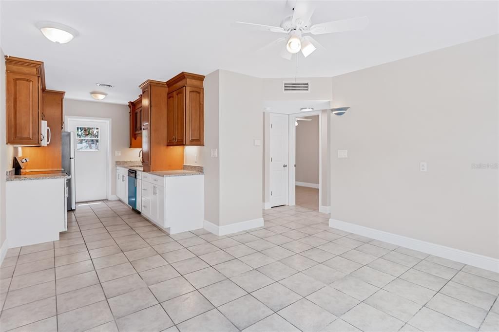 For Rent: $2,550 (2 beds, 1 baths, 729 Square Feet)