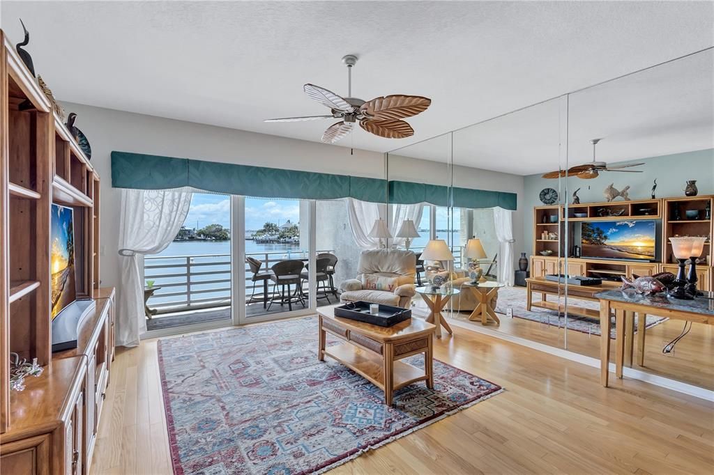 На продажу: $997,000 (4 спален, 4 ванн, 2275 Квадратных фут)