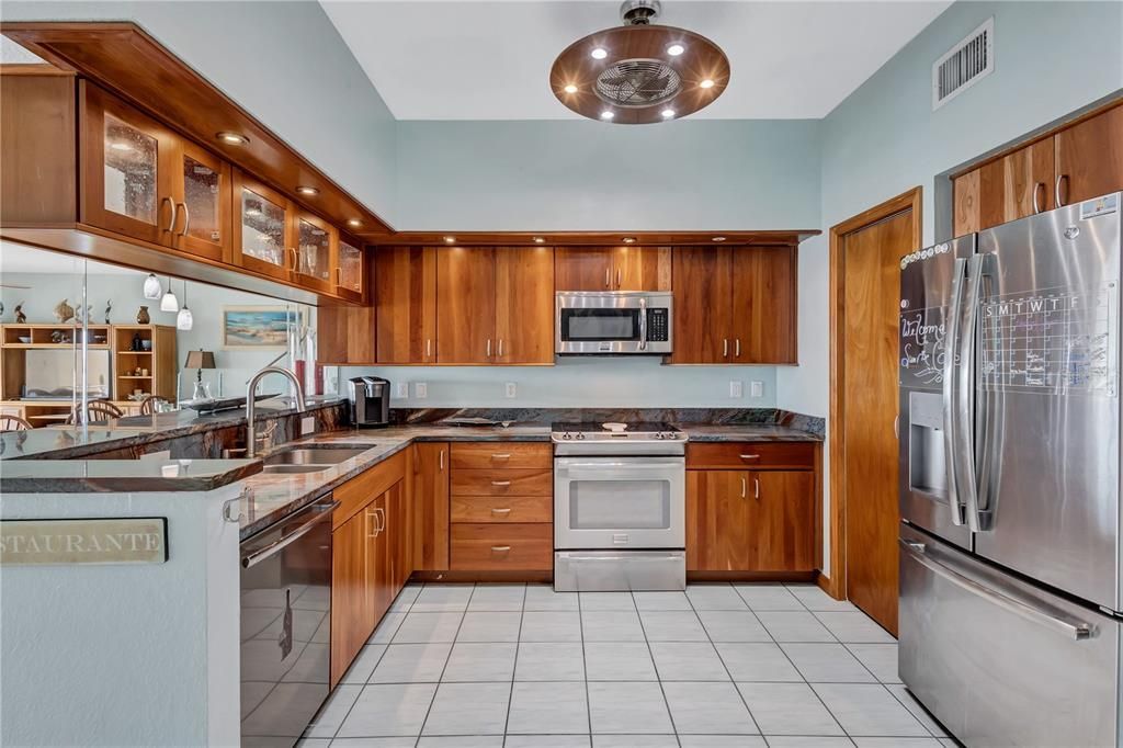 На продажу: $997,000 (4 спален, 4 ванн, 2275 Квадратных фут)