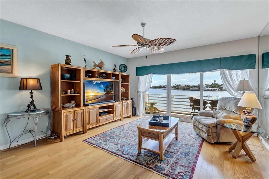 На продажу: $997,000 (4 спален, 4 ванн, 2275 Квадратных фут)