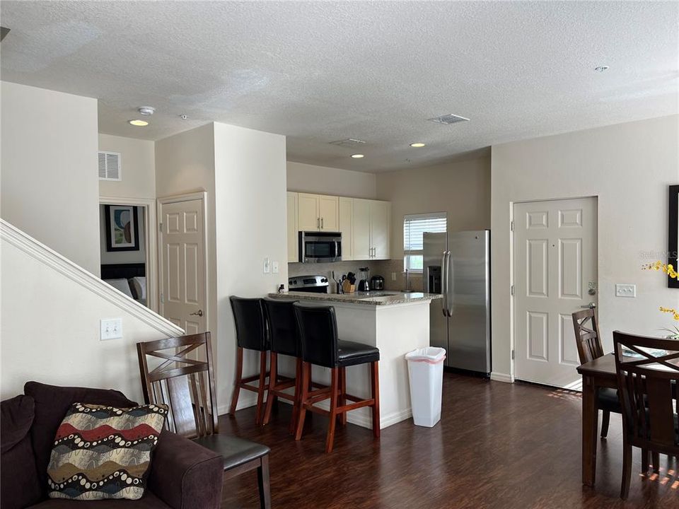 合同活跃: $319,000 (4 贝兹, 3 浴室, 1694 平方英尺)