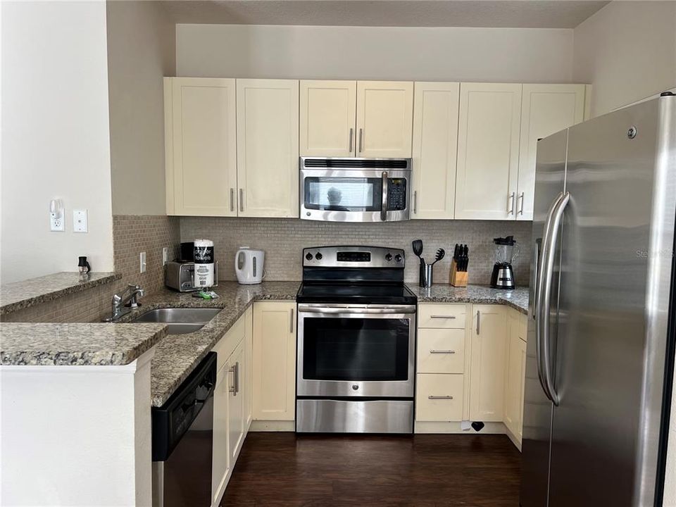 合同活跃: $319,000 (4 贝兹, 3 浴室, 1694 平方英尺)