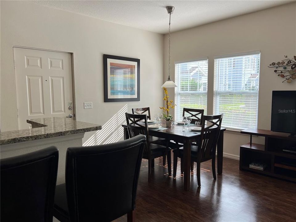 合同活跃: $319,000 (4 贝兹, 3 浴室, 1694 平方英尺)