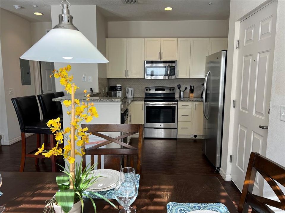 合同活跃: $319,000 (4 贝兹, 3 浴室, 1694 平方英尺)