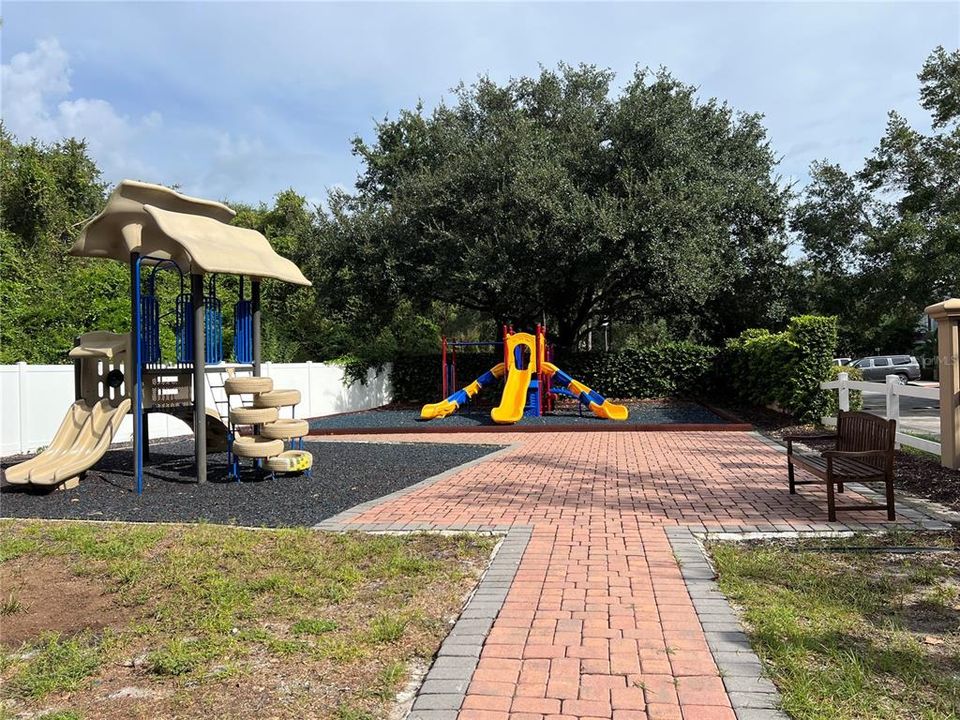 合同活跃: $319,000 (4 贝兹, 3 浴室, 1694 平方英尺)