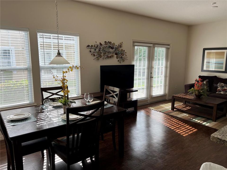 合同活跃: $319,000 (4 贝兹, 3 浴室, 1694 平方英尺)