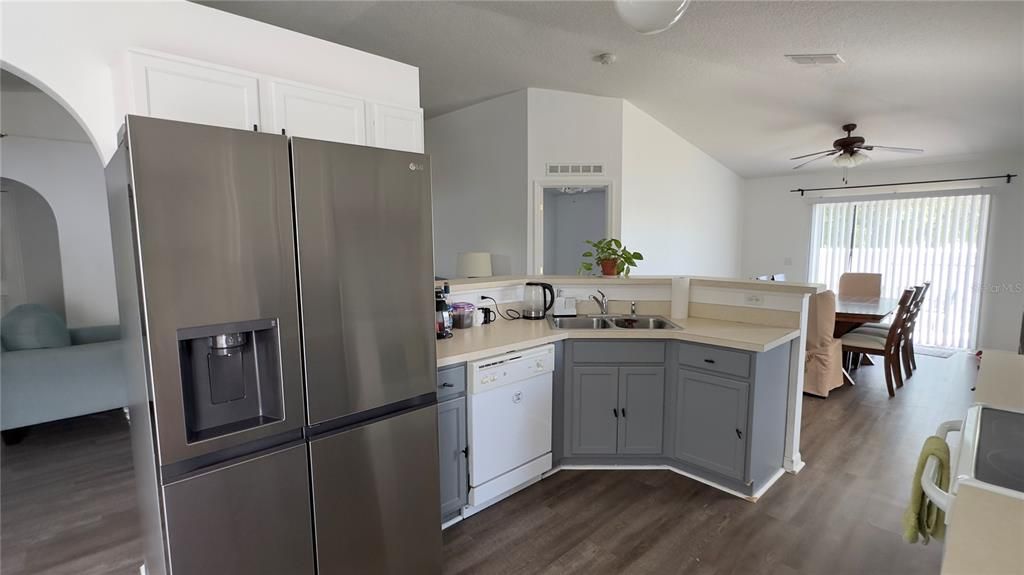 合同活跃: $1,900 (3 贝兹, 2 浴室, 1512 平方英尺)