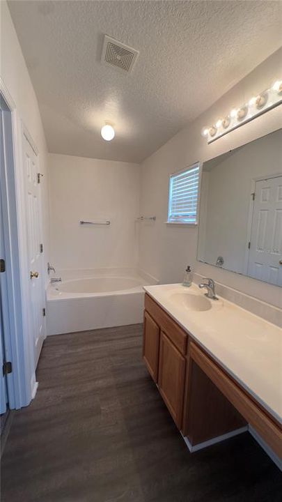 合同活跃: $1,900 (3 贝兹, 2 浴室, 1512 平方英尺)