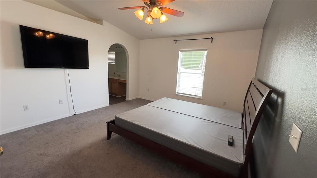 合同活跃: $1,900 (3 贝兹, 2 浴室, 1512 平方英尺)