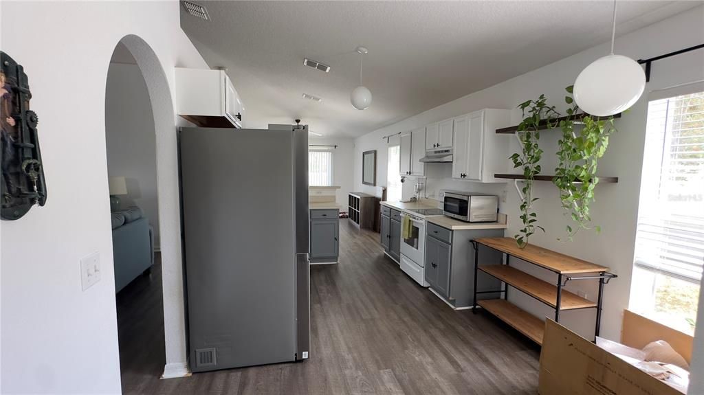 合同活跃: $1,900 (3 贝兹, 2 浴室, 1512 平方英尺)