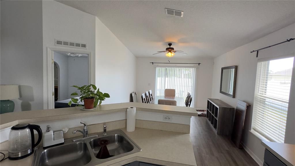 合同活跃: $1,900 (3 贝兹, 2 浴室, 1512 平方英尺)