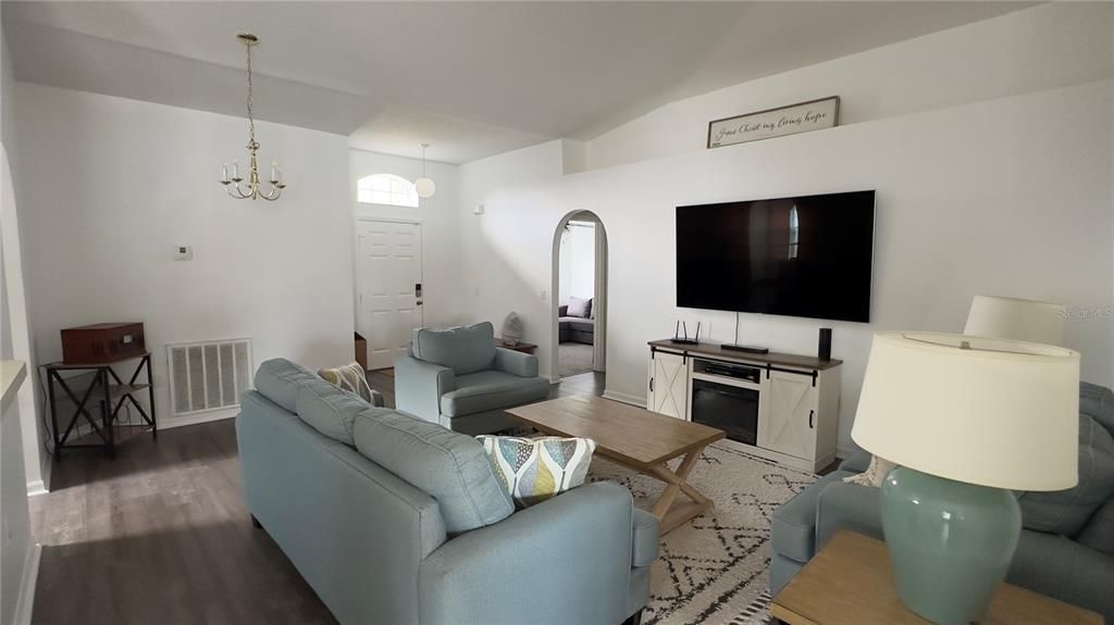 合同活跃: $1,900 (3 贝兹, 2 浴室, 1512 平方英尺)