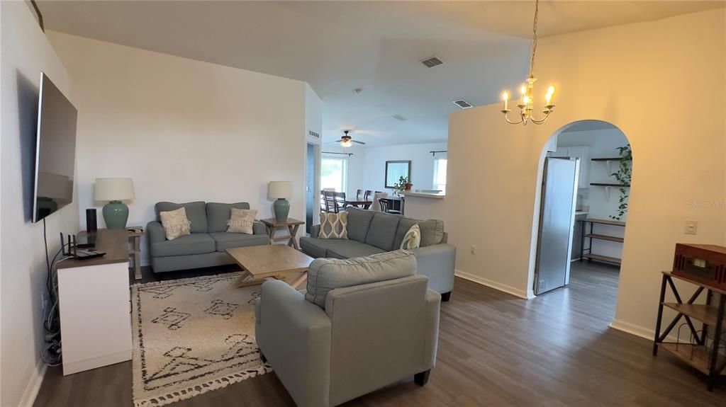 合同活跃: $1,900 (3 贝兹, 2 浴室, 1512 平方英尺)