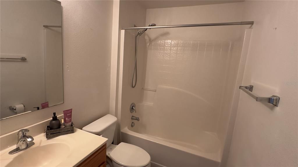 合同活跃: $1,900 (3 贝兹, 2 浴室, 1512 平方英尺)