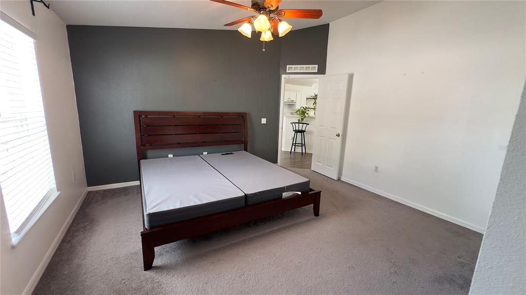 合同活跃: $1,900 (3 贝兹, 2 浴室, 1512 平方英尺)