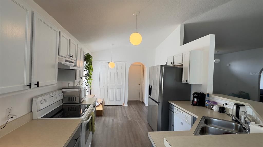 合同活跃: $1,900 (3 贝兹, 2 浴室, 1512 平方英尺)