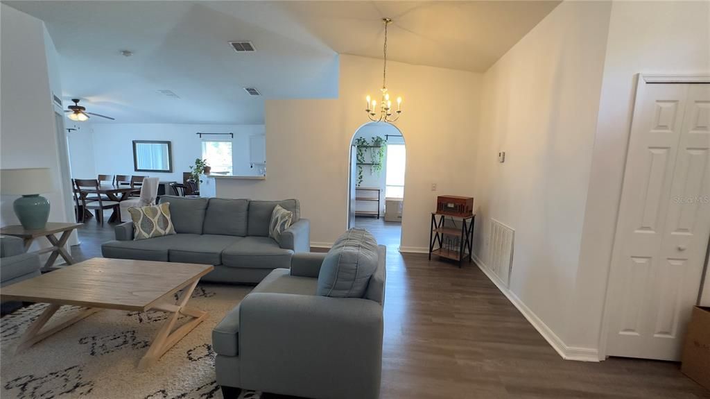 合同活跃: $1,900 (3 贝兹, 2 浴室, 1512 平方英尺)