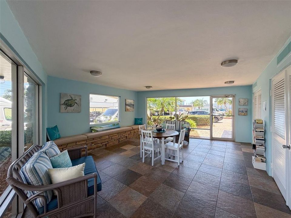 For Sale: $199,900 (1 beds, 1 baths, 860 Square Feet)