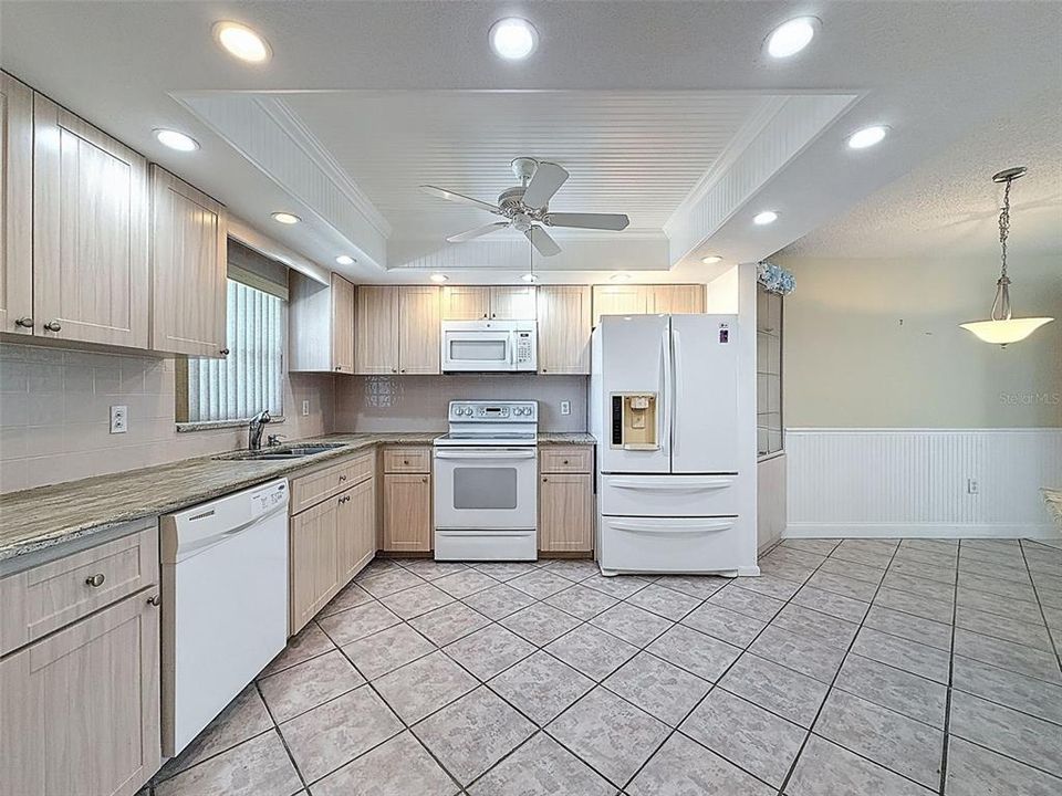 For Sale: $199,900 (1 beds, 1 baths, 860 Square Feet)