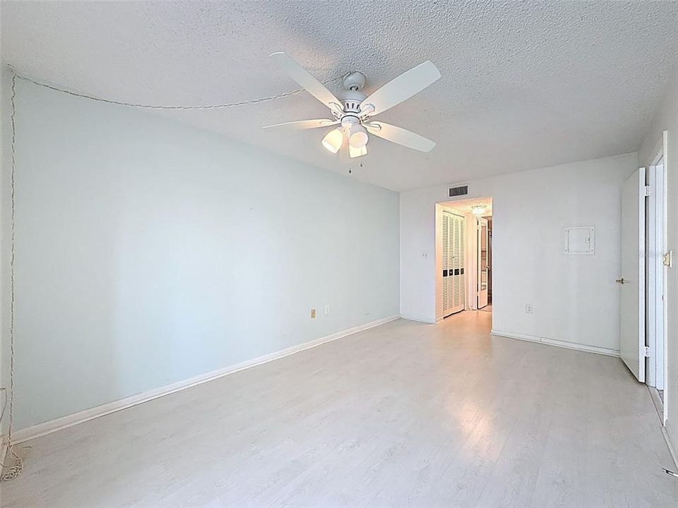 For Sale: $199,900 (1 beds, 1 baths, 860 Square Feet)
