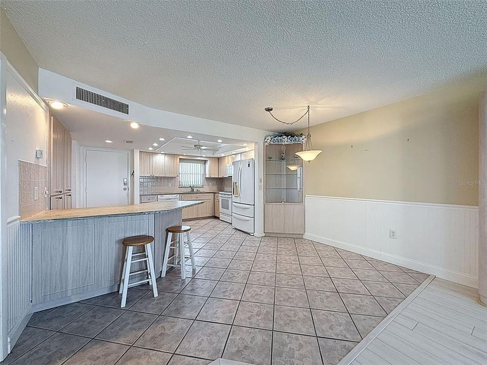 For Sale: $199,900 (1 beds, 1 baths, 860 Square Feet)