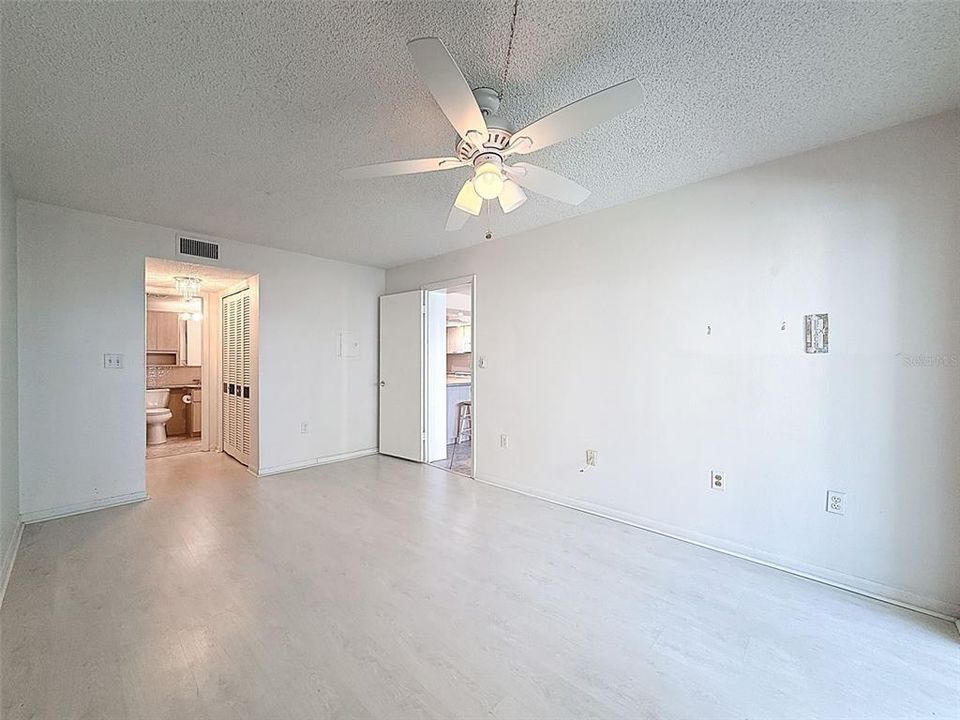 For Sale: $199,900 (1 beds, 1 baths, 860 Square Feet)