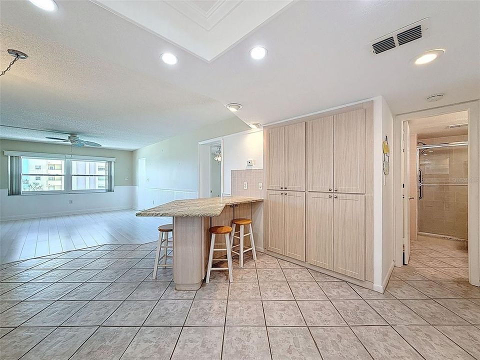 For Sale: $199,900 (1 beds, 1 baths, 860 Square Feet)