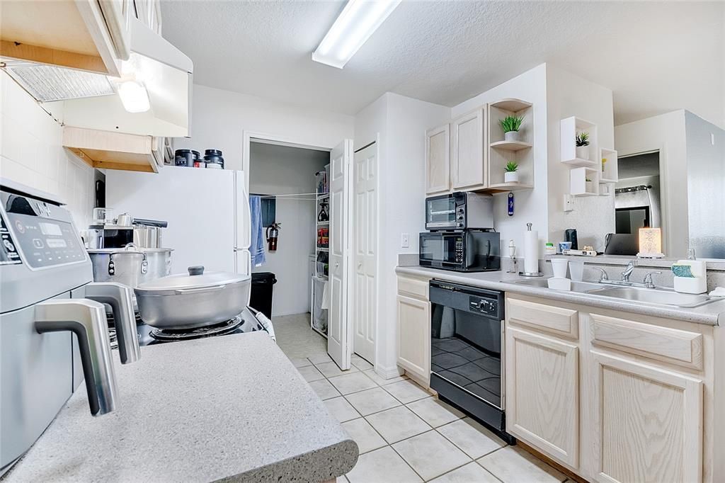 Activo con contrato: $165,000 (1 camas, 1 baños, 671 Pies cuadrados)