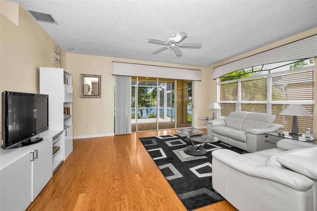 En Venta: $585,000 (3 camas, 2 baños, 1920 Pies cuadrados)