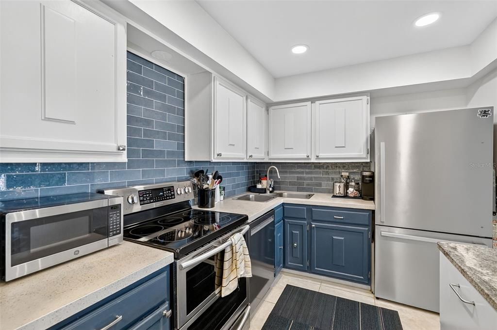 Active With Contract: $199,999 (1 beds, 1 baths, 745 Square Feet)