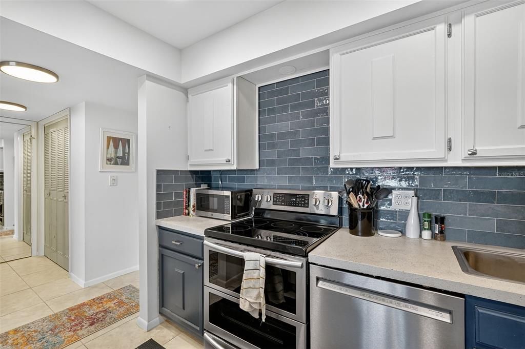Active With Contract: $199,999 (1 beds, 1 baths, 745 Square Feet)