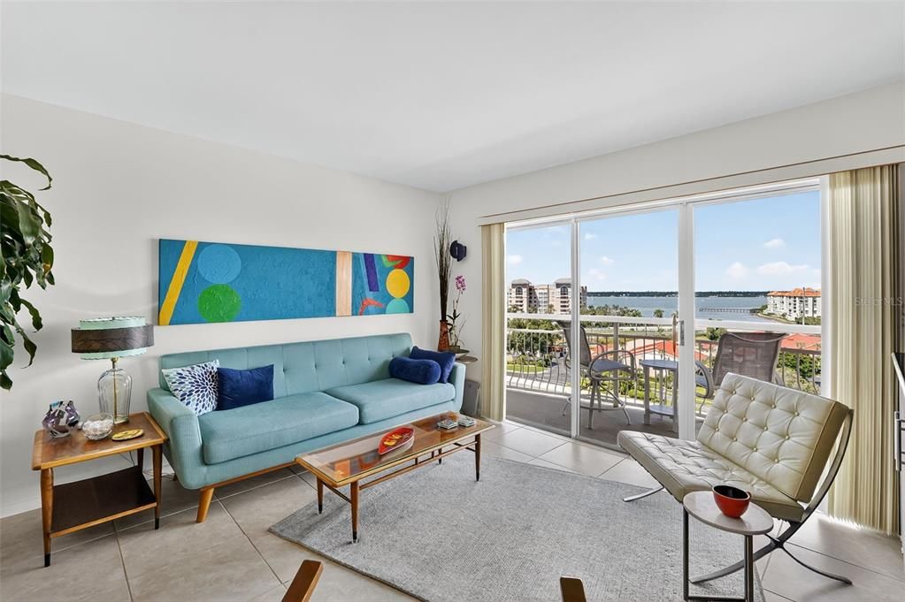 Active With Contract: $199,999 (1 beds, 1 baths, 745 Square Feet)