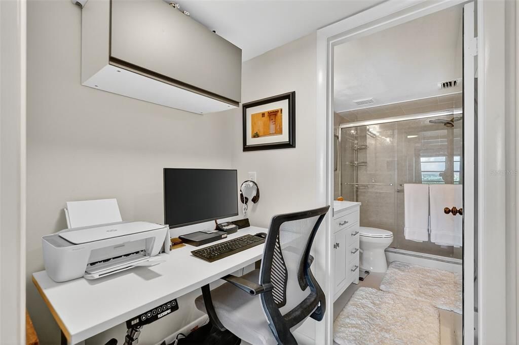 Active With Contract: $199,999 (1 beds, 1 baths, 745 Square Feet)