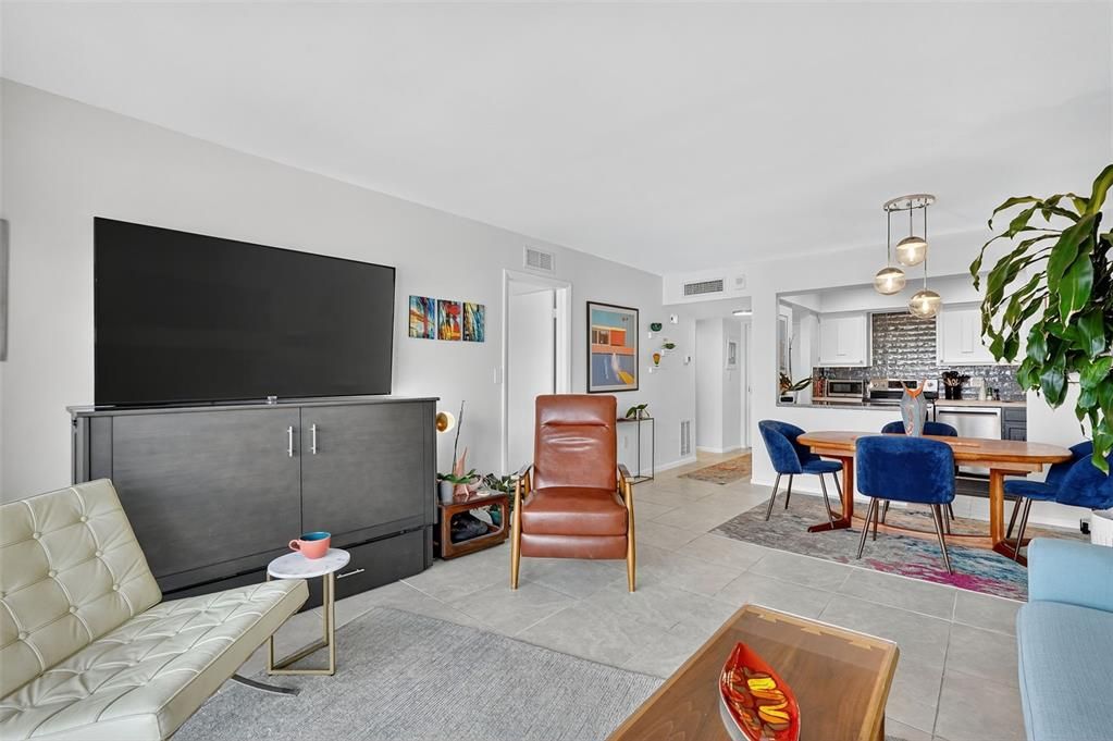 Active With Contract: $199,999 (1 beds, 1 baths, 745 Square Feet)