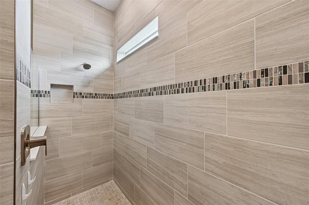 合同活跃: $985,000 (3 贝兹, 3 浴室, 2485 平方英尺)