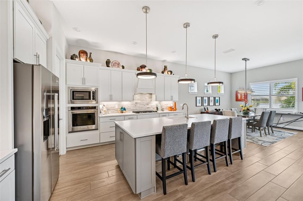 合同活跃: $985,000 (3 贝兹, 3 浴室, 2485 平方英尺)