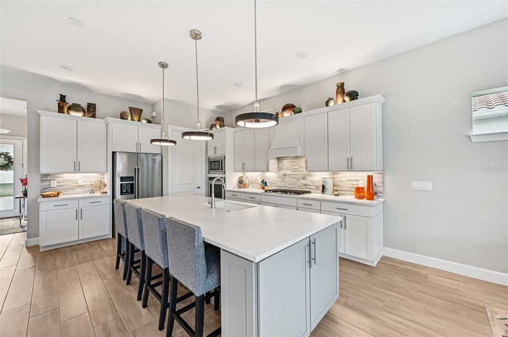 合同活跃: $985,000 (3 贝兹, 3 浴室, 2485 平方英尺)