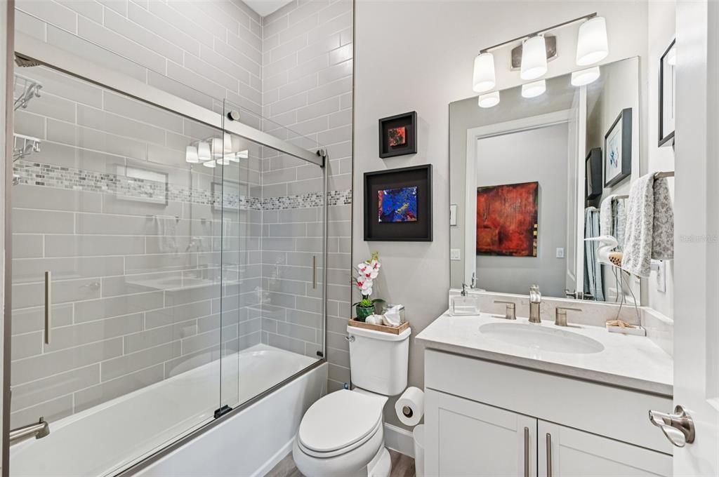 合同活跃: $985,000 (3 贝兹, 3 浴室, 2485 平方英尺)