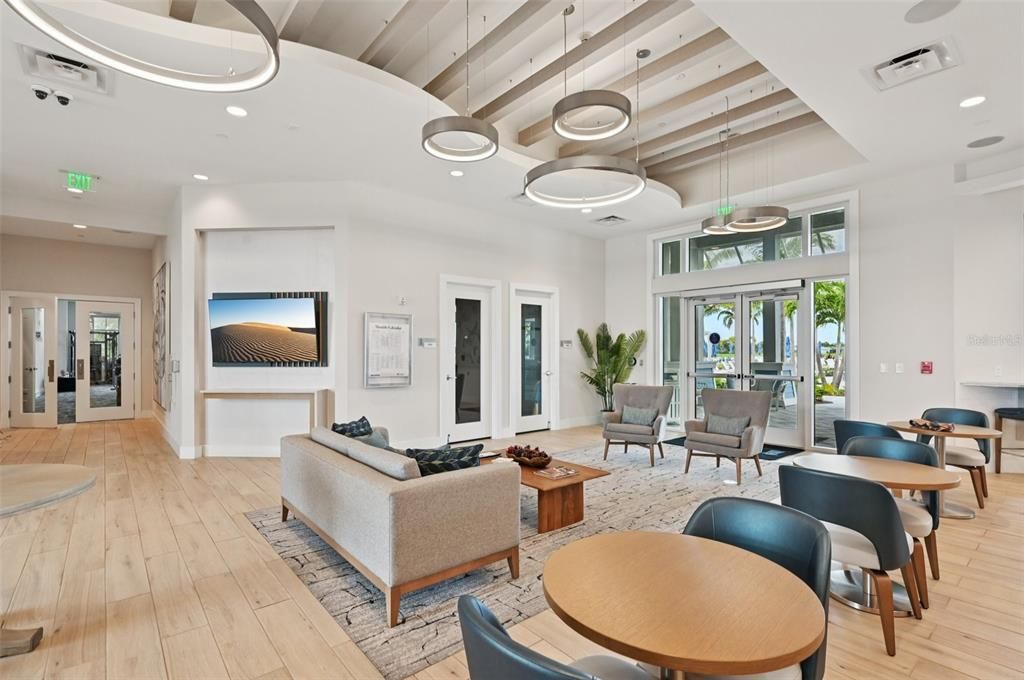 合同活跃: $985,000 (3 贝兹, 3 浴室, 2485 平方英尺)