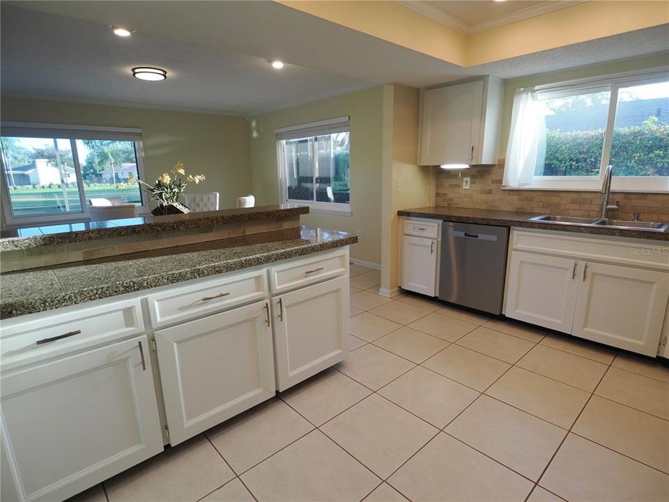 En Venta: $725,000 (3 camas, 2 baños, 2061 Pies cuadrados)