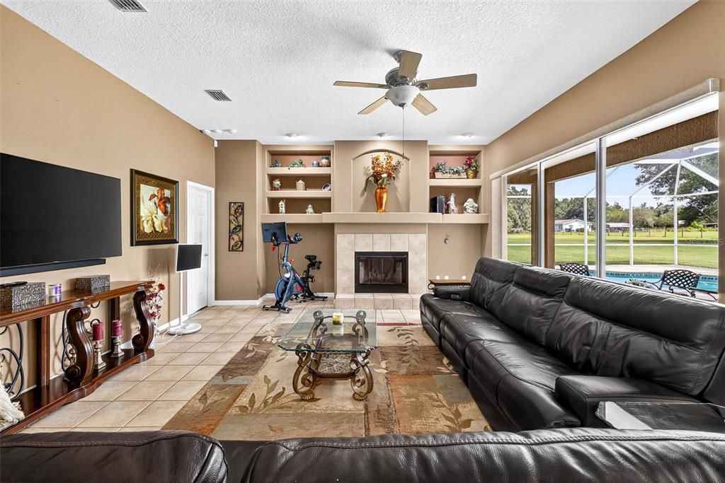 待售: $725,000 (4 贝兹, 3 浴室, 2910 平方英尺)