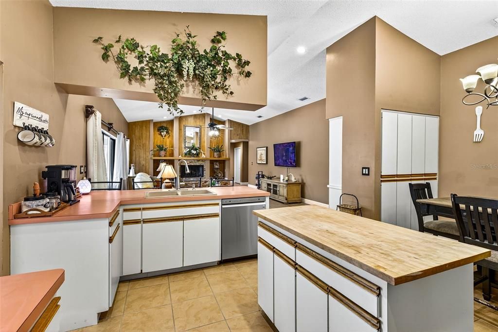 На продажу: $750,000 (5 спален, 3 ванн, 3413 Квадратных фут)