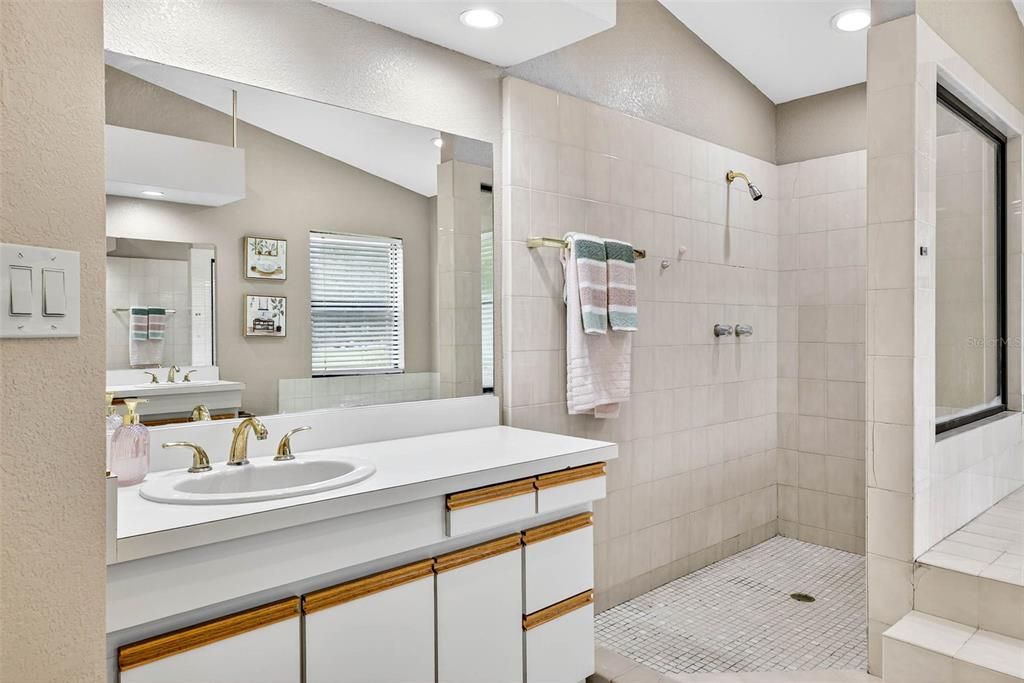 На продажу: $750,000 (5 спален, 3 ванн, 3413 Квадратных фут)